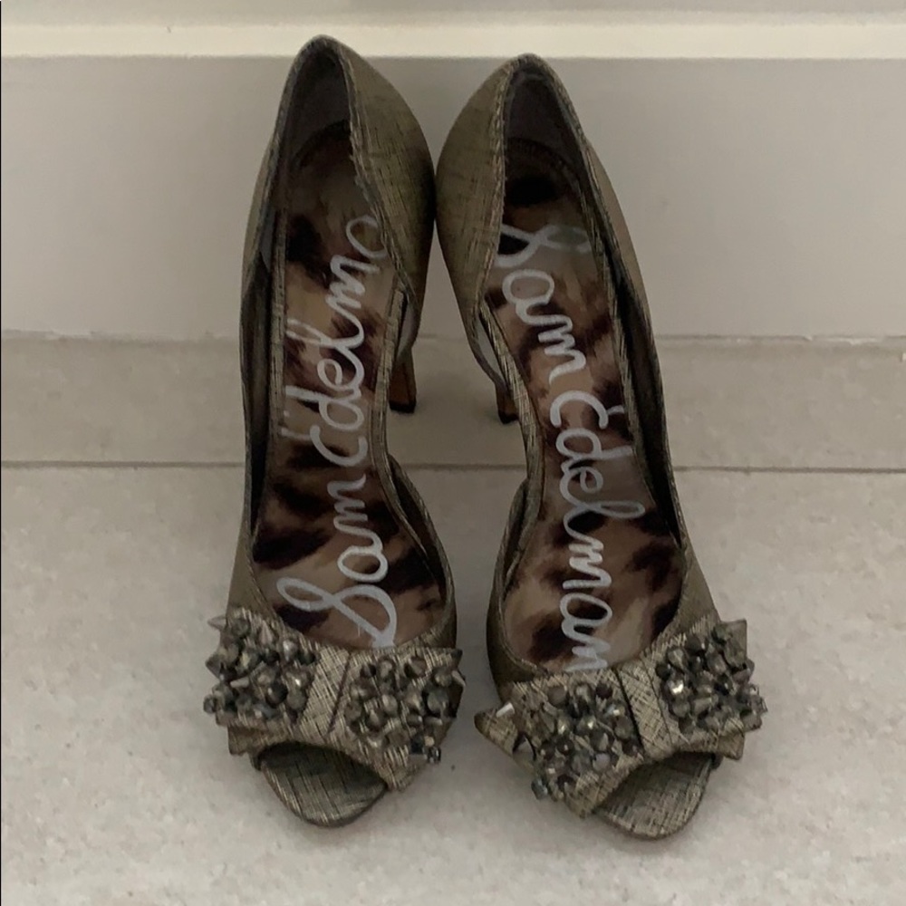 Gorgeous gold pumps!